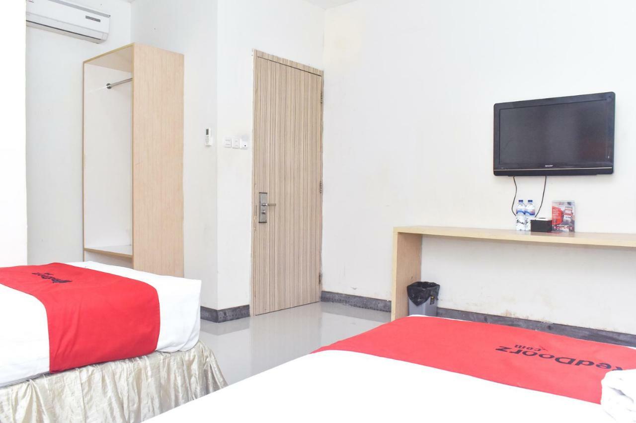 Reddoorz Plus Near Sultan Hasanuddin Airport Макасар Екстер'єр фото